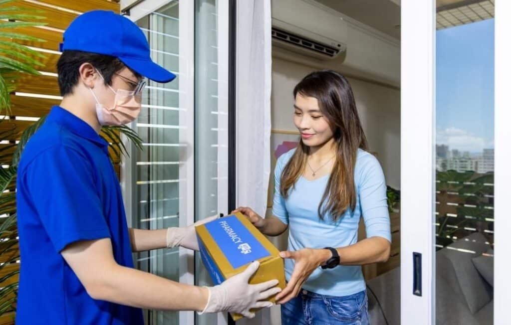 Comparing in-house couriers and third-party couriers